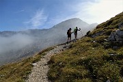 42 Siamo sulla cresta di Piancaformia con vista sul Rif. Brioschi
